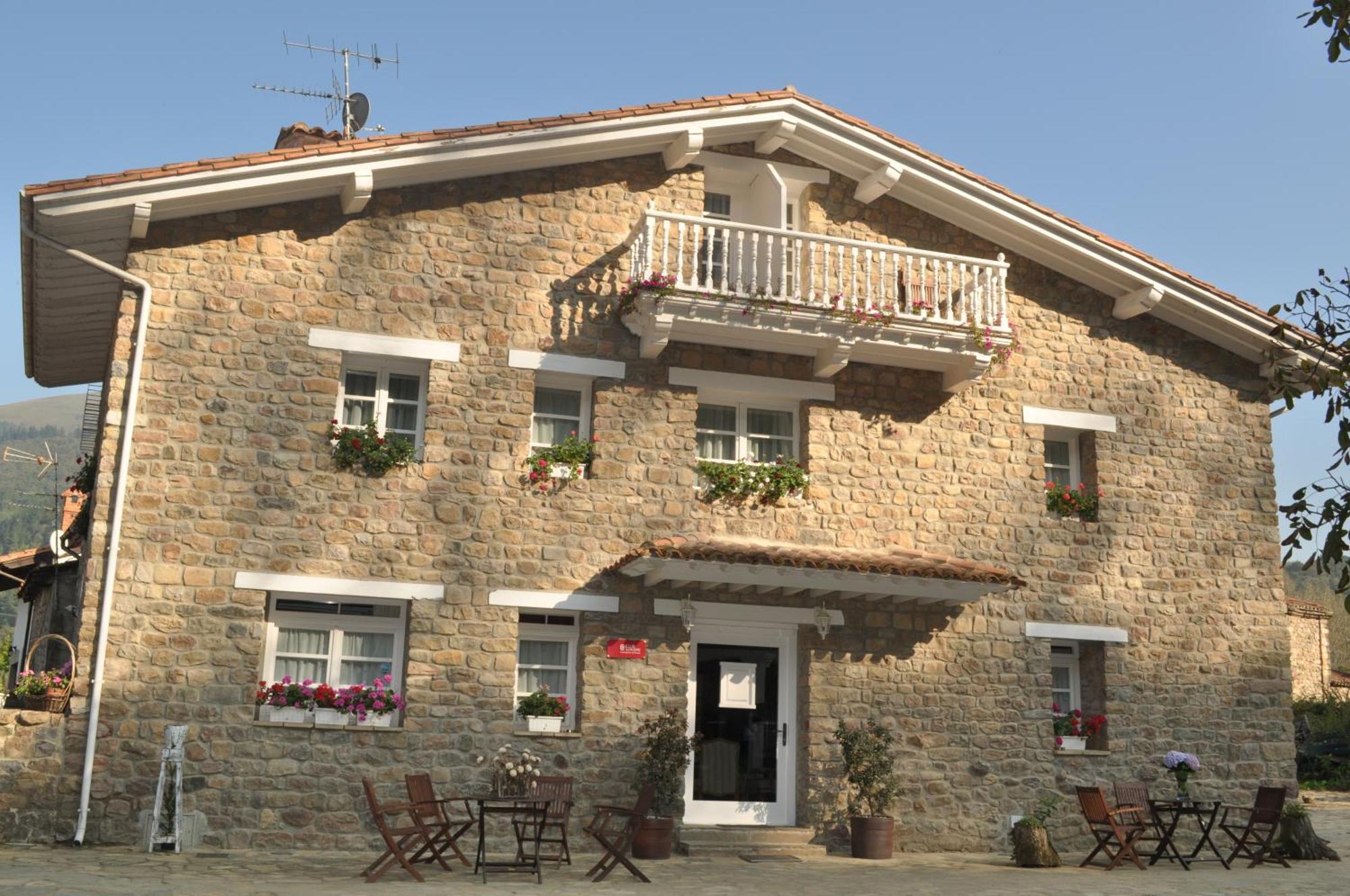 El Bosque De La Anjana Hotel Selores Exterior photo