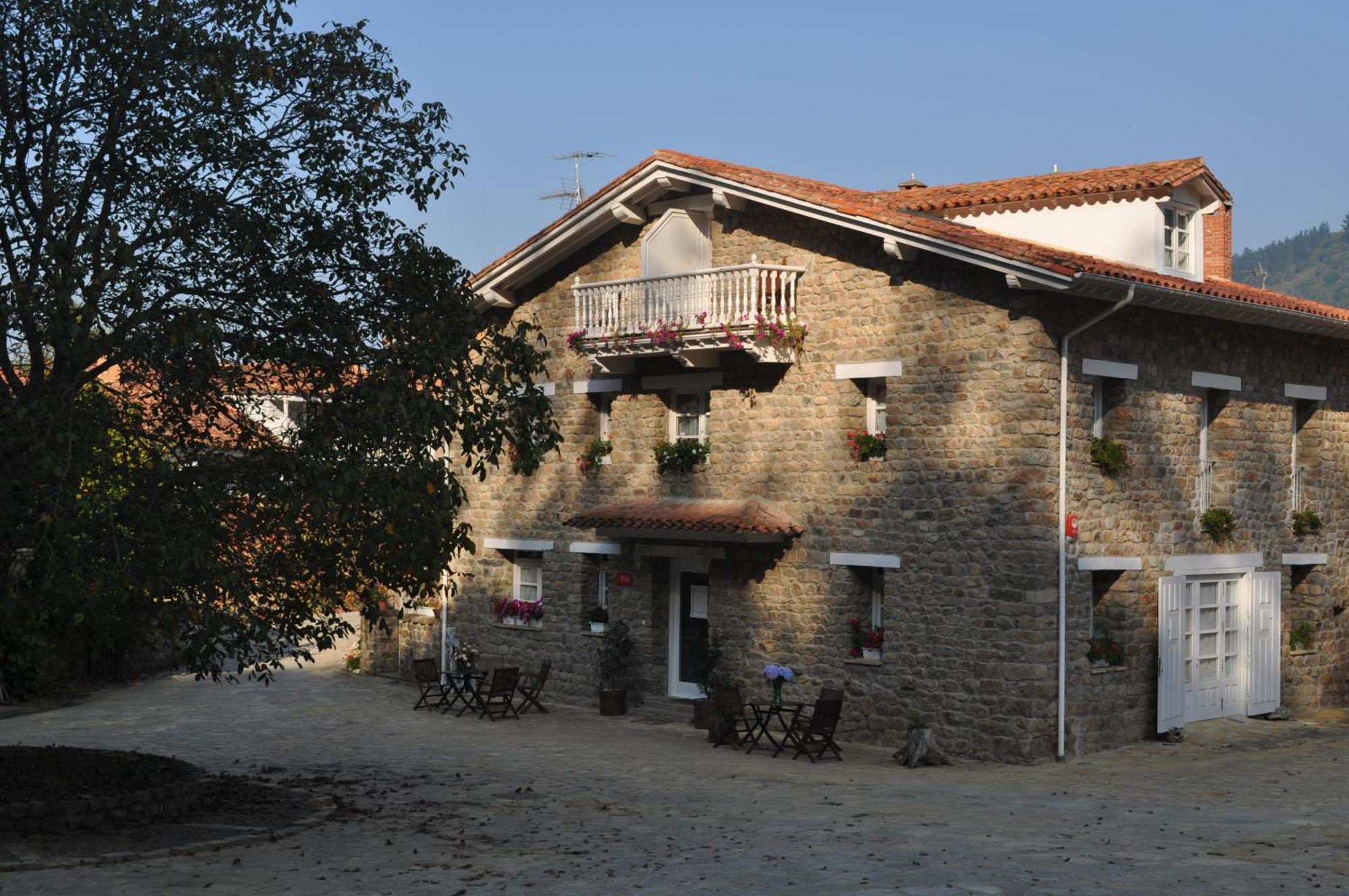 El Bosque De La Anjana Hotel Selores Exterior photo